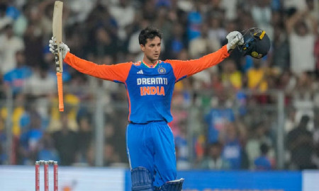 ১২ বলে ফিফটি, ৩২ বলে সেঞ্চুরি হাঁকিয়ে ছক্কার রেকর্ড গড়লেন অভিষেক শর্মা