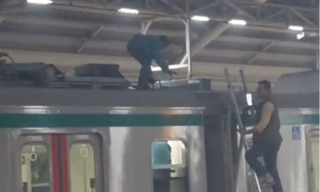 মেট্রোরেলের দুই বগির মাঝে আটকা শিশু, ট্রেন চলাচল বন্ধ