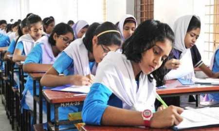 প্রাথমিক বিদ্যালয়ের বার্ষিক পরীক্ষা বন্ধ রেখে আন্দোলনে শিক্ষকরা