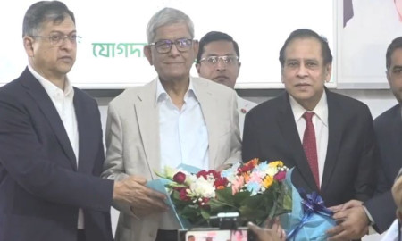 মির্জা ফখরুলের হাতে ফুল দিয়ে বিএনপিতে যোগ দিলেন রেজা কিবরিয়া