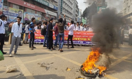 কবি নজরুল ও সোহরাওয়ার্দী কলেজের এইচএসসি শিক্ষার্থীদের বিক্ষোভ