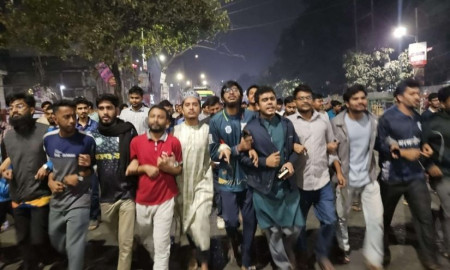 শিক্ষকদের কর্মবিরতিতে বন্ধ ৪র্থ বর্ষের পরীক্ষা, প্রতিবাদে ঢাকা কলেজ শিক্ষার্থীদের বিক্ষোভ