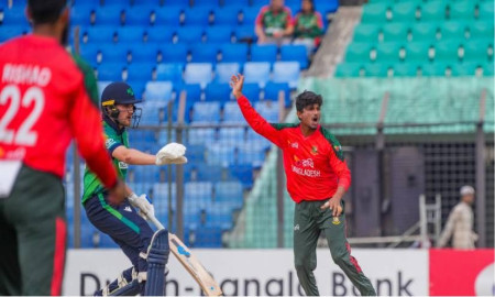 পাওয়ার প্লের শেষ ওভারে মোস্তাফিজের ঝলক