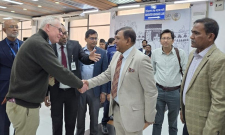 খালেদা জিয়ার চিকিৎসায় যুক্ত হলেন যুক্তরাজ্যের চিকিৎসক, চীন থেকে আসছেন চারজন