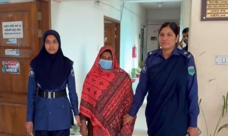 পাবনায় ৮ কুকুরছানা হত্যায় মামলা, সরকারি কর্মকর্তার স্ত্রী কারাগারে