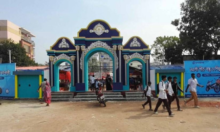 নওগাঁয় প্রশাসনের অনুমতি ছাড়াই স্কুল মাঠে বাণিজ্য মেলা