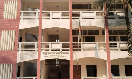 প্রশংসাপত্র ও নম্বরপত্র আটকে ২২ হাজার টাকা দাবির অভিযোগ প্রধান শিক্ষকের বিরুদ্ধে 