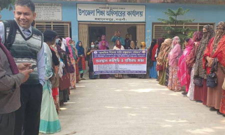 দাবি আদায়ে অনড় নওগাঁর প্রাথমিক শিক্ষকরা, পরীক্ষা নিচ্ছেন প্রধান শিক্ষক-দপ্তরি