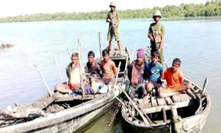মাছ ধরার নৌকাসহ ৬ জেলেকে ধরে নিয়ে গেল আরাকান আর্মি