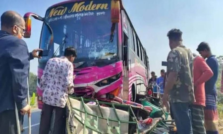 ফরিদপুরে বাসচাপায় প্রাণ গেল অটোরিকশার ৪ যাত্রীর