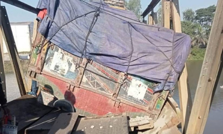 রত্না ব্রিজ ভেঙে হবিগঞ্জের সঙ্গে তিন উপজেলার সড়ক যোগাযোগ বিচ্ছিন্ন