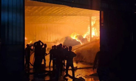 নরসিংদীতে তুলার গোডাউনে ভয়াবহ আগুন