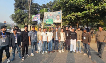 বিটিআরসি ভবনের সামনে জড়ো হচ্ছেন মোবাইল ব্যবসায়ীরা