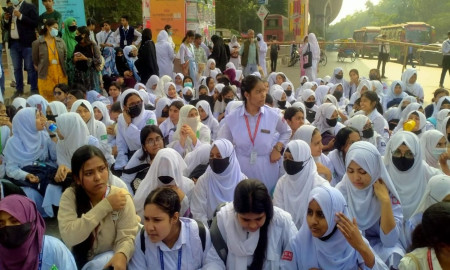 শাহবাগ অবরোধ ৫ কলেজের শিক্ষার্থীদের