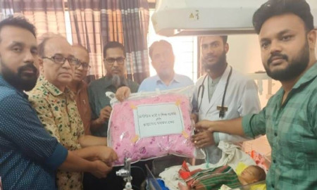 পরিবার পেল ‘পরিস্থিতির শিকার হয়ে বাচ্চা রেখে গেলাম’ চিরকুটসহ পাওয়া সেই শিশু