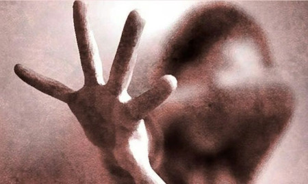 নবম শ্রেণির ছাত্রীকে ডেকে নিয়ে দুই বন্ধুসহ দলবদ্ধ ধর্ষণ প্রেমিকের