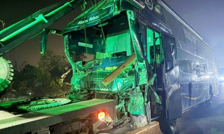 কক্সবাজার থেকে আসা ঢাকাগামী বাসের সঙ্গে পিকআপের সংঘর্ষ