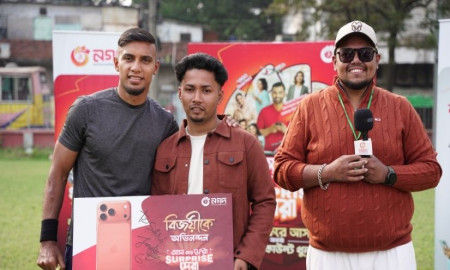 জামাল ভুঁইয়ার কাছ থেকে আইফোন উপহার নিলেন বরিশালের সানি বেপারী
