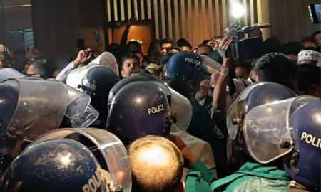 টানা ৬ ঘণ্টা সচিবালয়ে অবরুদ্ধ অর্থ উপদেষ্টা 