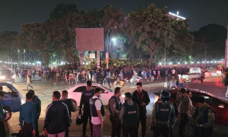 পুলিশি হস্তক্ষেপে কারওয়ান বাজারে যান চলাচল শুরু