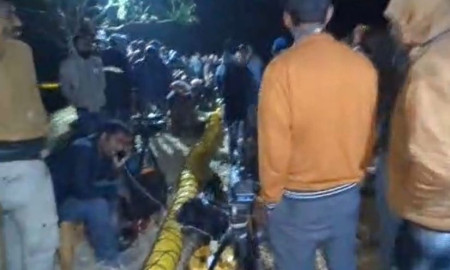 ৩০ ফুট গভীর গর্তে কয়েক দফা ক্যামেরা নামালেও মিলল না শিশুর দেখা