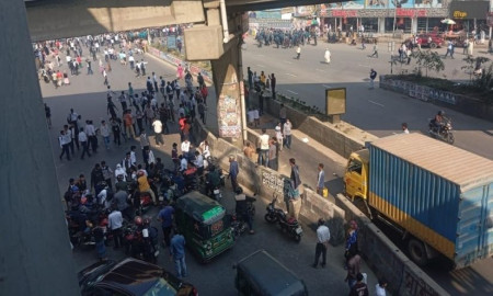 তেজগাঁও কলেজ ছাত্র হত্যার প্রতিবাদে ফার্মগেট মোড় অবরোধ