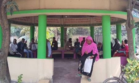 সাতক্ষীরা সদর ভূমি অফিসে পাওয়া যাচ্ছে না এসিল্যান্ডকে, সেবা না পেয়ে ফিরে যাচ্ছেন মানুষ