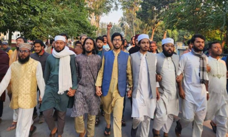 হাদির ওপর হামলার প্রতিবাদে রাবিতে বিক্ষোভ মিছিল