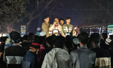 হাদির ওপর হামলার প্রতিবাদে ইবিতে বিক্ষোভ, সড়ক অবরোধ