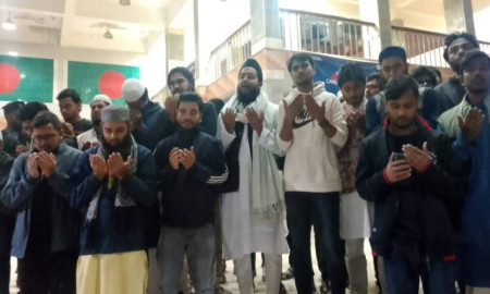 হাদির ওপর হামলার প্রতিবাদে বরিশাল বিশ্ববিদ্যালয়ে বিক্ষোভ মিছিল ও দোয়া