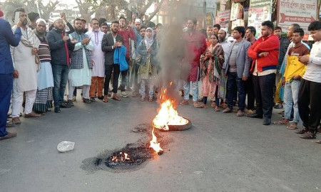 ওসমান হাদি গুলিবিদ্ধের প্রতিবাদে ঝালকাঠিতে ঘণ্টাব্যাপী সড়ক অবরোধ