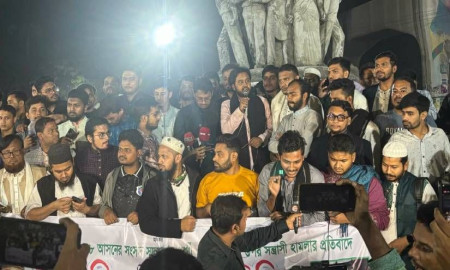 হাদির ওপর হামলার প্রতিবাদে ডাকসুর বিক্ষোভ মিছিল