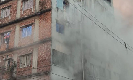 কেরানীগঞ্জে ভবনে আগুন, নিয়ন্ত্রণে ১২ ইউনিট