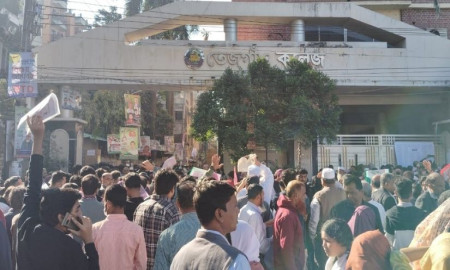 ঢাবির ভর্তি পরীক্ষা: কেন্দ্রে ঢুকছেন পরীক্ষার্থীরা, বাইরে অপেক্ষায় অভিভাবক