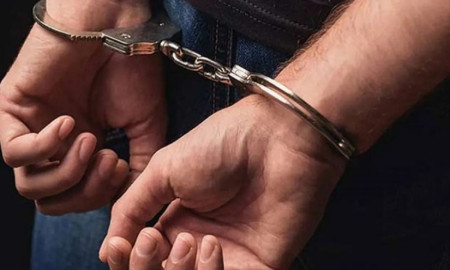 আগ্নেয়াস্ত্র নিয়ে পালাচ্ছে দুইজন, পুলিশের চেকপোস্টে গ্রেপ্তার