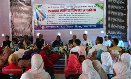 নোয়াখালীতে স্কুল শিক্ষককে অবসরজনিত বিদায় সংবর্ধনা 