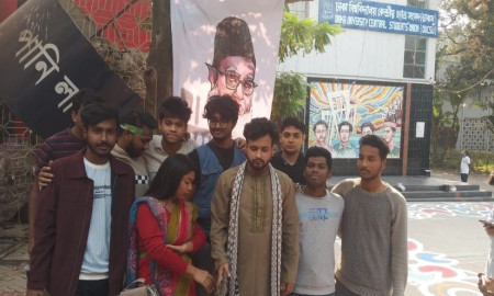 ডাকসু ভবনের সামনে গোলাম আজমের ছবিতে জুতা নিক্ষেপ