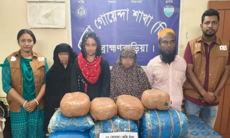 অটোরিকশার যাত্রীবেশে মা-মেয়ে নিচ্ছিলেন গাঁজা