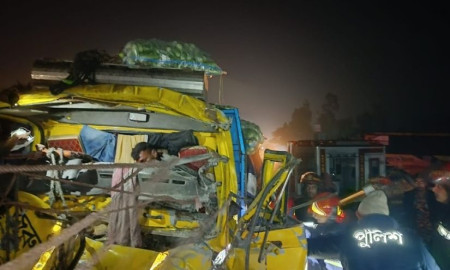 দাঁড়িয়ে থাকা ট্রাকের পেছনে সবজিবাহী ট্রাকের ধাক্কা; নিহত ১, আহত ২