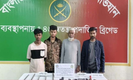 থানা লুটের বিদেশি পিস্তলসহ গ্রেপ্তার ৪
