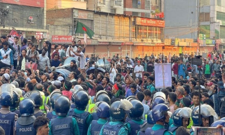 দূতাবাসে যাওয়ার আগেই বাধার মুখে ঐক্যবদ্ধ মোর্চা জুলাই ঐক্য, বসে পড়ল আন্দোলনকারীরা