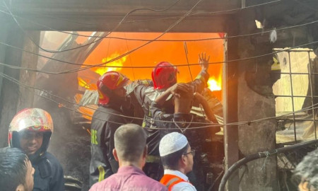 সাড়ে ৩ ঘণ্টার চেষ্টায় রাজধানীর প্লাস্টিকের গোডাউনের আগুন নির্বাপণ