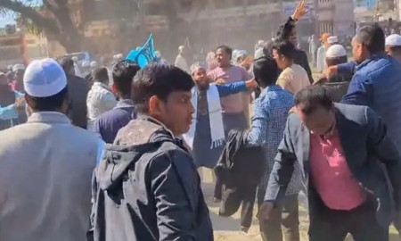 নির্বাচনি টকশোতে প্রশ্ন করায় জুতা প্রদর্শন, হাতাহাতি-উত্তেজনা