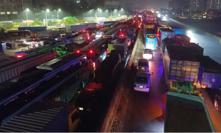 ওসমান হাদিকে হত্যার বিচারের দাবিতে ৬ ঘণ্টা ঢাকা–চট্টগ্রাম মহাসড়ক অবরোধ