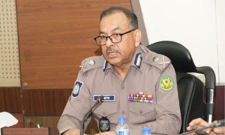 হাদি হত্যা: আন্দোলনকারীদের ধৈর্য ধরার আহ্বান ডিএমপি কমিশনারের