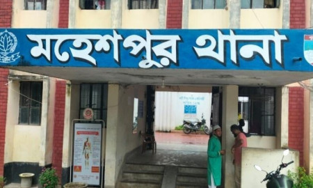 খুঁটিতে গলায় ফাঁস দিয়ে ঝুলছিল নারী, পাশে কাঁদছিল শিশু সন্তান