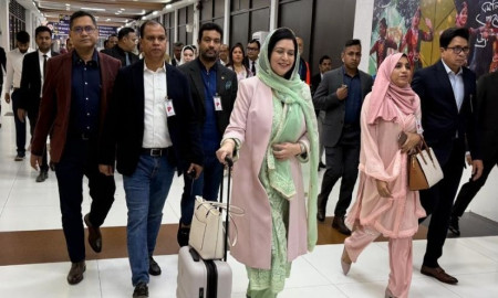 স্বামী-কন্যাসহ দেশে ফেরার প্রত্যাশায় লন্ডন ফিরে গেছেন ডা. জোবায়দা রহমান