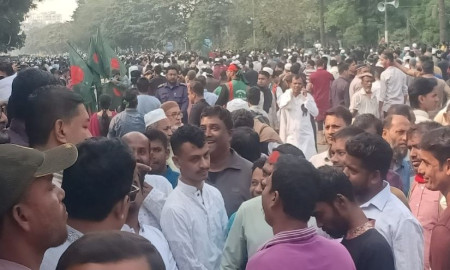 ওসমান হাদির জানাজার এক ঘণ্টা আগেই মানুষের ঢল