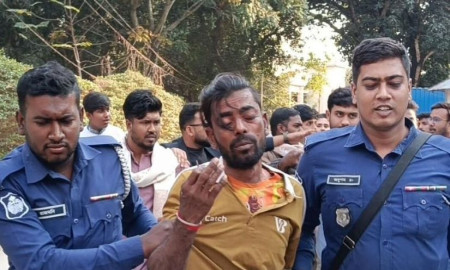 ভারতীয় গুপ্তচর সন্দেহে যুবক আটক, গণধোলাইয়ের পর পুলিশের কাছে সোপর্দ