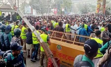 হাদির সমাধি দেখতে জনস্রোত